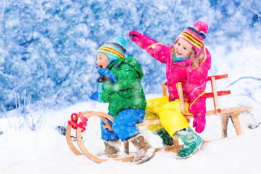 Çocuklar eğleniyor kızak üzerinde binmek