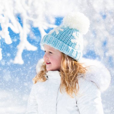 Karlı kış Park eğlenmek çocuk