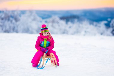 Kış park kızakta karda oynayan çocuk