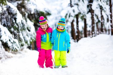 Çocuk kar kış Park'ta atlı kızak üzerinde oynamak