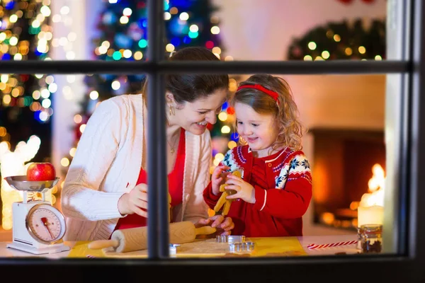 Mutter und Kind backen Weihnachtsplätzchen — Stockfoto