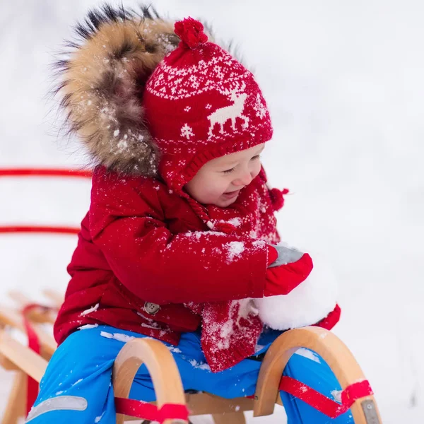 As crianças brincam na neve. Passeio de trenó de inverno para crianças — Fotografia de Stock