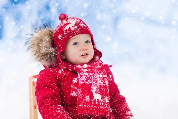 Barnen leker i snön. Vinter slädtur för barn — Stockfoto
