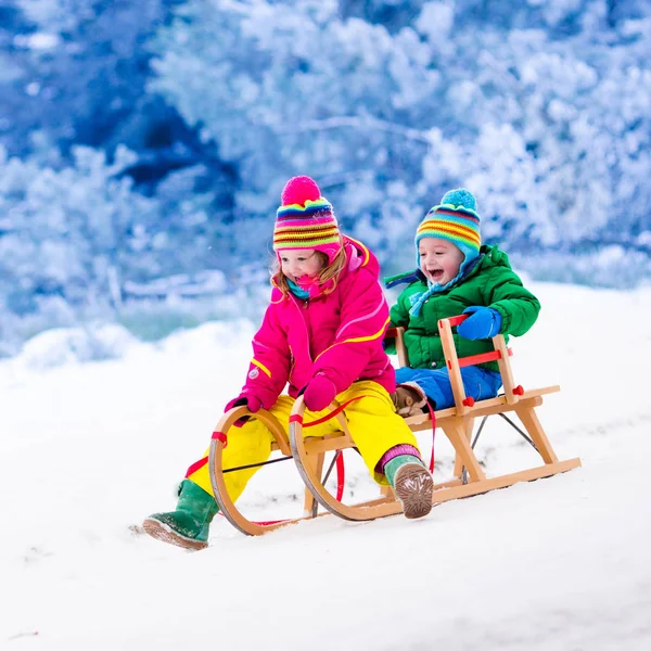 Kids having fun on sleigh ride — Stock Photo, Image