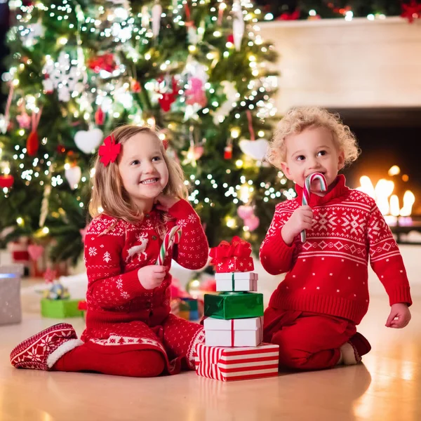 Crianças debaixo da árvore de Natal — Fotografia de Stock