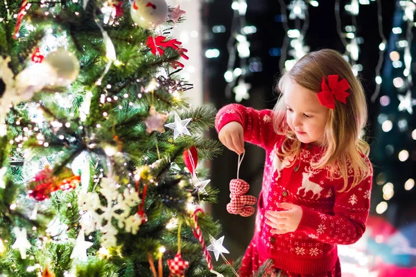 Child decorating Christmas tree — Stock Photo, Image
