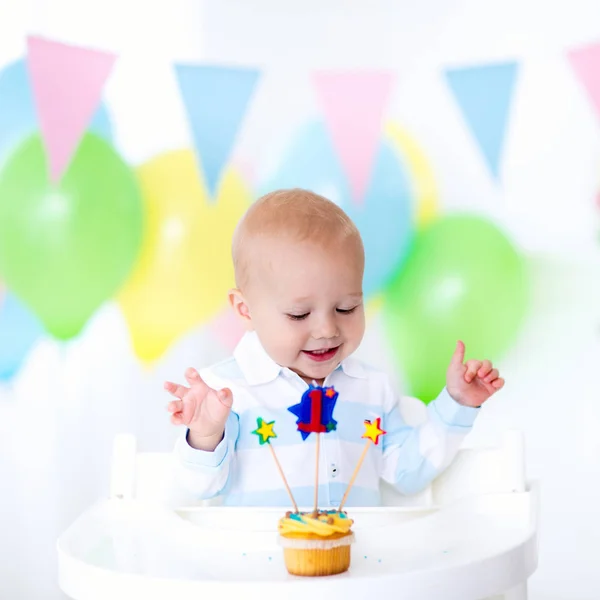 Kleiner Junge feiert ersten Geburtstag — Stockfoto