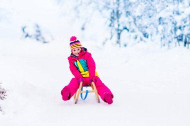 Kış park kızakta karda oynayan çocuk