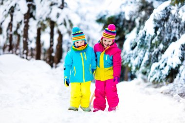 Çocuk kar kış Park'ta atlı kızak üzerinde oynamak