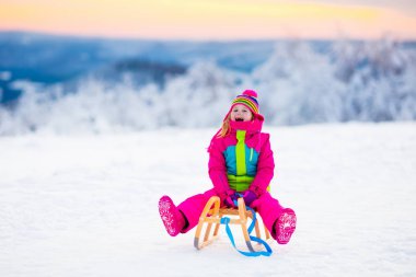 Kış park kızakta karda oynayan çocuk