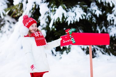 Çocuk ile Noel babaya mektup vasıl Noel posta kutusu karda