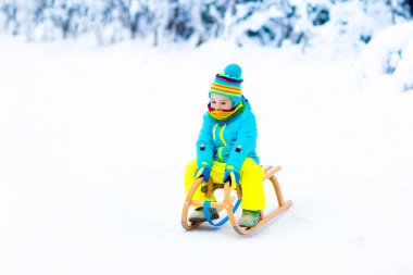 Kış park kızakta karda oynayan çocuk