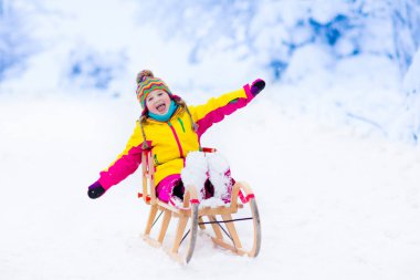 Çocuklar karda oynamak. Kış kızağı binmek çocuklar için