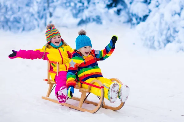 Kids play in snow. Winter sleigh ride for children — Stock Photo, Image