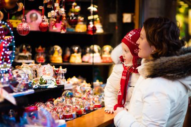 Anne ve çocuk Noel pazarında