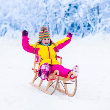 Çocuklar karda oynamak. Kış kızağı binmek çocuklar için