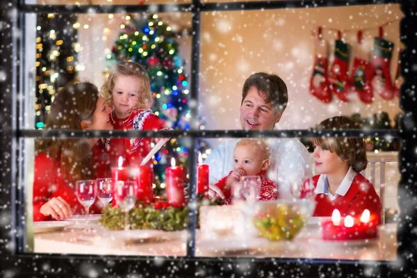 Familj med barn på julbord hemma — Stockfoto