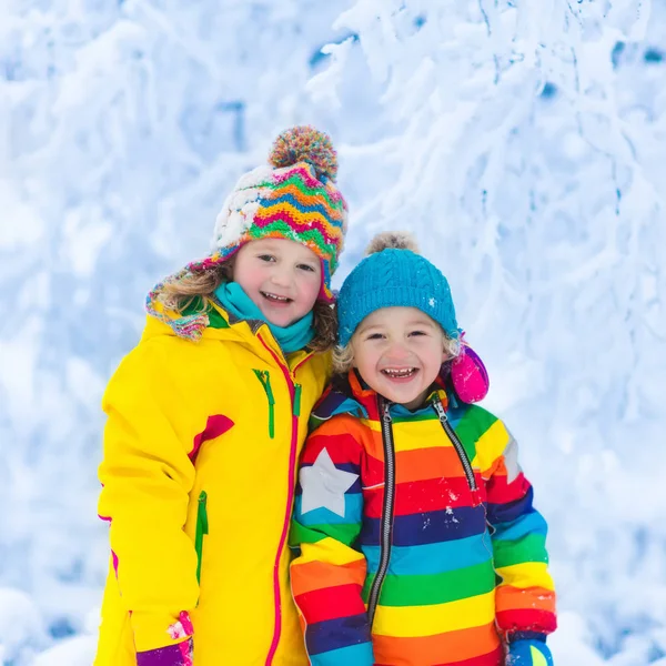 Dzieci bawić się na śniegu w zimie park — Zdjęcie stockowe