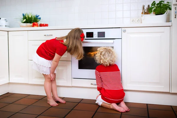 Niños horneando pastel de manzana — Foto de Stock