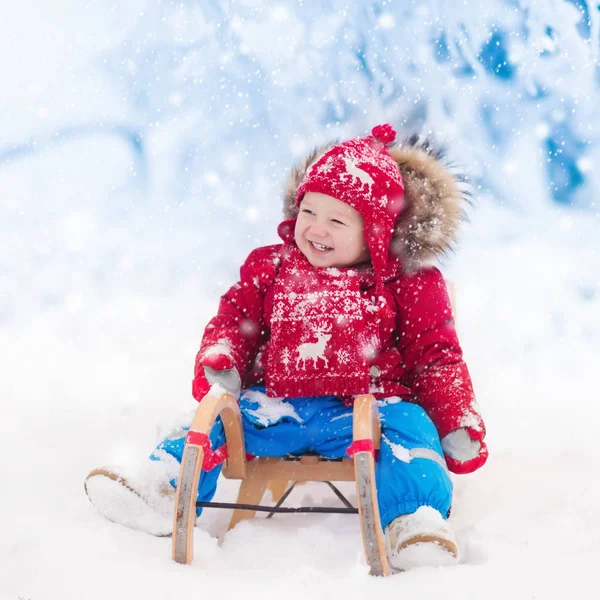 Les enfants jouent dans la neige. Randonnée en traîneau d'hiver pour enfants — Photo