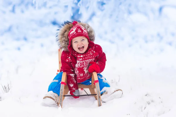 아이 눈에서 재생합니다. 아이 들을 위한 겨울 썰매 타고 — 스톡 사진