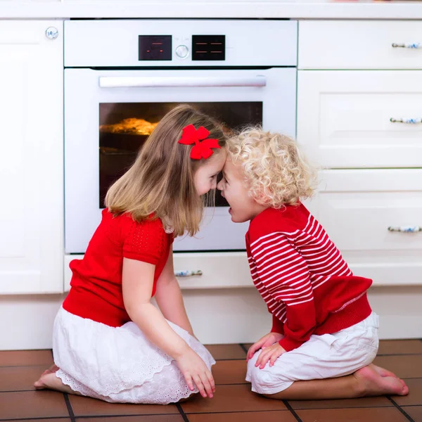 Elmalı pasta pişirme çocuklar — Stok fotoğraf