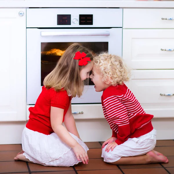 Kids baking apple pie — Stock Photo, Image