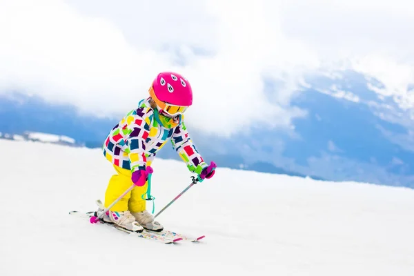 Sí és hó szórakoztató. Gyermek téli hegyekben. — Stock Fotó