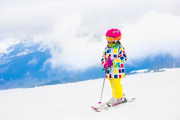 滑雪和雪的乐趣。在冬天山上的孩子. — 图库照片