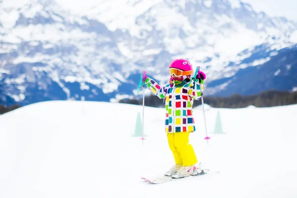 Esqui e neve divertido. Criança em montanhas de inverno . — Fotografia de Stock