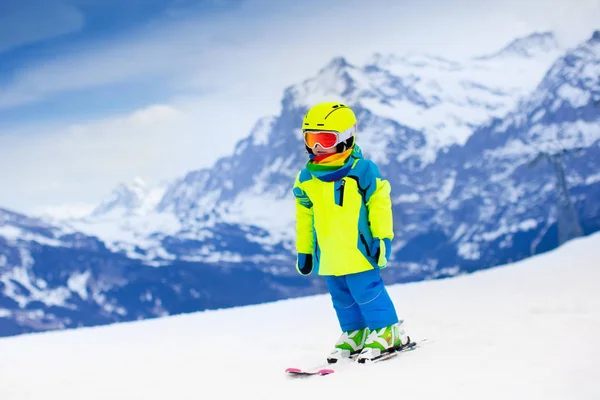 Esqui e neve divertido. Criança em montanhas de inverno . — Fotografia de Stock