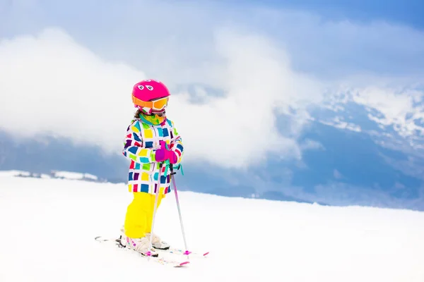 Lyžařská a snow fun. Dítě v zimních horách. — Stock fotografie