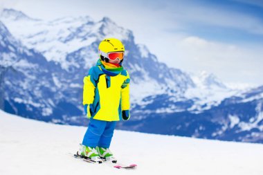 Kayak ve kar eğlenceli. Çocuk kış dağlarda.