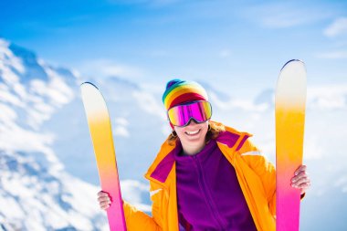 Kış dağlarda Kayak ve kar eğlenceli