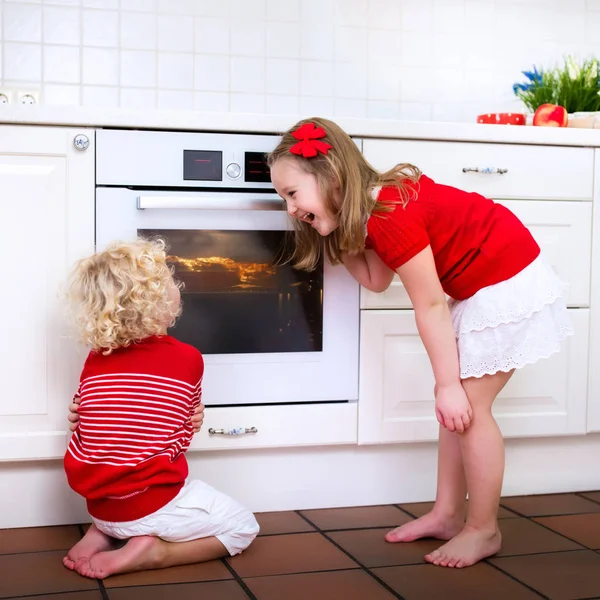 Kinderen bakken appeltaart — Stockfoto