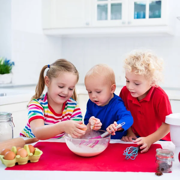 Enfants faisant une tarte dans la cuisine blanche — Photo