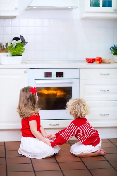 Niños horneando pastel de manzana — Foto de Stock