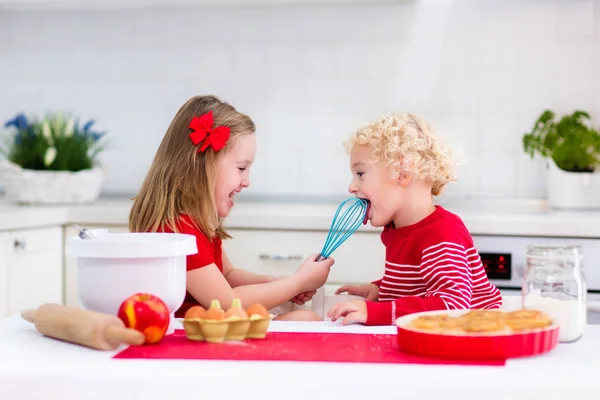 Niños horneando pastel de manzana —  Fotos de Stock