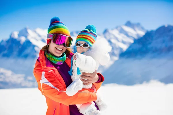 Sci per famiglie e divertimento sulla neve in montagna invernale — Foto Stock