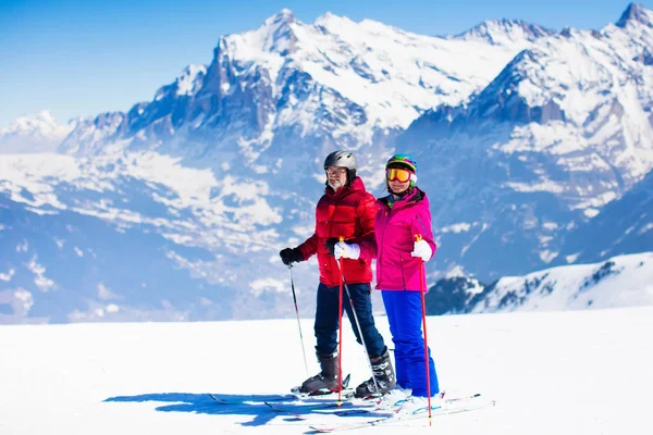 Веселье на лыжах и снегу в зимних горах — стоковое фото