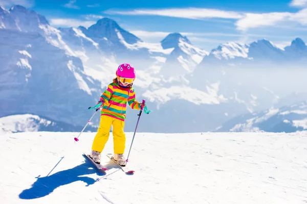 Esquí y nieve divertido. Niño en las montañas de invierno . — Foto de Stock