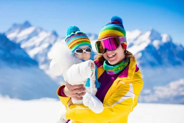 Sci per famiglie e divertimento sulla neve in montagna invernale — Foto Stock