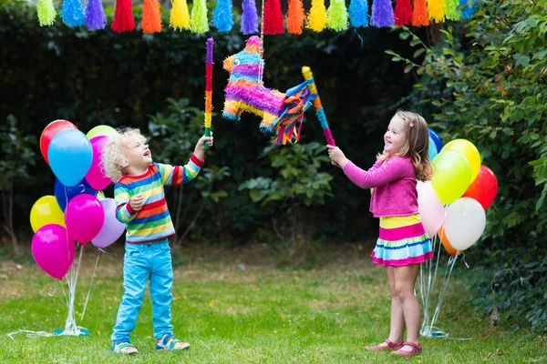 Crianças brincando com aniversário pinata — Fotografia de Stock
