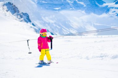 Teleferik kış dağlarda kar spor okulunda çocuk