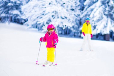 Aile eğlenceli kış dağlarda Kayak ve kar
