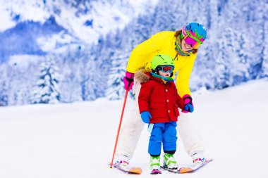 Aile eğlenceli kış dağlarda Kayak ve kar