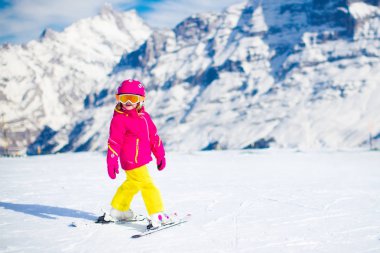 Kayak ve kar eğlenceli. Çocuk kış dağlarda. 