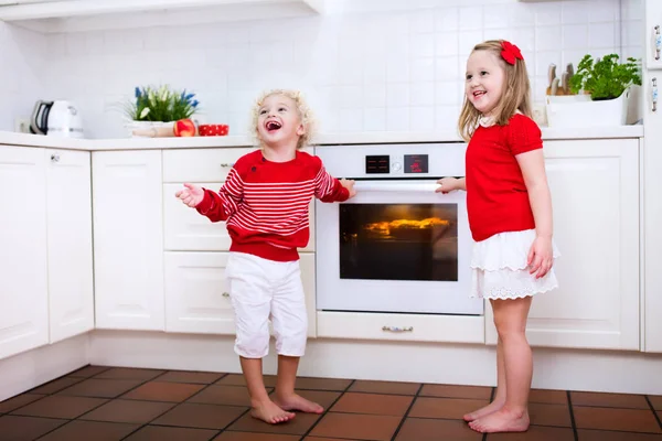 アップルパイを焼く子供たち — ストック写真