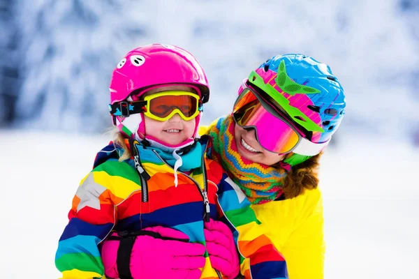 在冬天山家庭滑雪和雪乐趣 — 图库照片