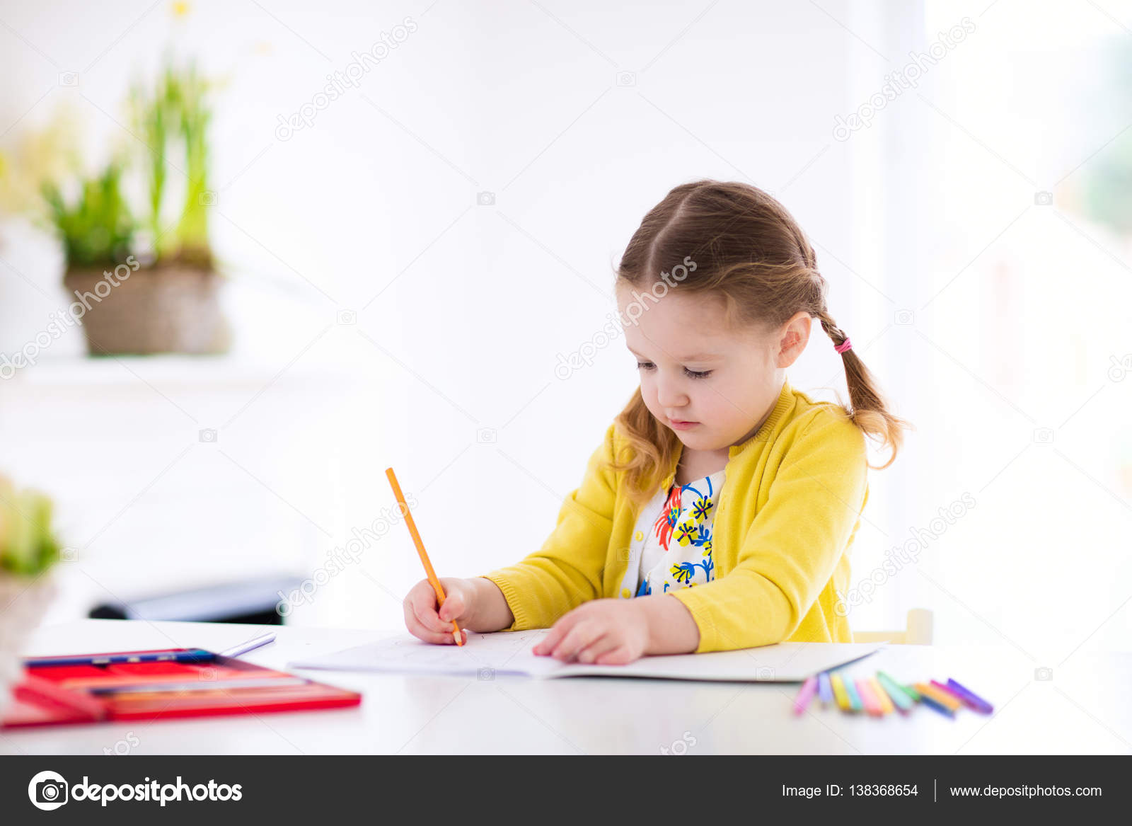 Bambina sveglia che fa il lavoro leggere un libro pagine da colorare scrittura e pittura Bambini dipingere Bambini disegnano Bambino in et  prescolare